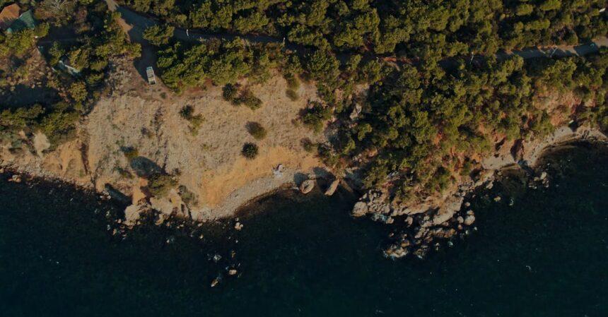 découvrez burgazada, une île pittoresque de la mer de marmara, offrant des plages ensoleillées, des paysages à couper le souffle et une ambiance paisible. explorez ses charmantes ruelles, profitez de la gastronomie locale et vivez des moments inoubliables au cœur de la nature.