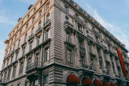 découvrez le conrad hotel istanbul, un luxueux établissement cinq étoiles offrant un cadre raffiné au cœur de la ville. profitez d'un service chaleureux, de chambres élégantes avec vue sur le bosphore, et d'installations modernes pour un séjour inoubliable à istanbul.