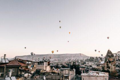 découvrez la magie de l'est de la turquie, une région riche en histoire, culture fascinante, paysages majestueux et gastronomies uniques. explorez les villes anciennes, les sites naturels époustouflants et plongez dans l'hospitalité chaleureuse des habitants.