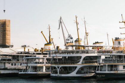 découvrez le monde des ferryboats, ces emblématiques bateaux de transport qui relient pas seulement les ports, mais aussi les personnes. parcourez nos articles pour tout savoir sur leur histoire, leur fonctionnement et les plus belles traversées à travers le monde.