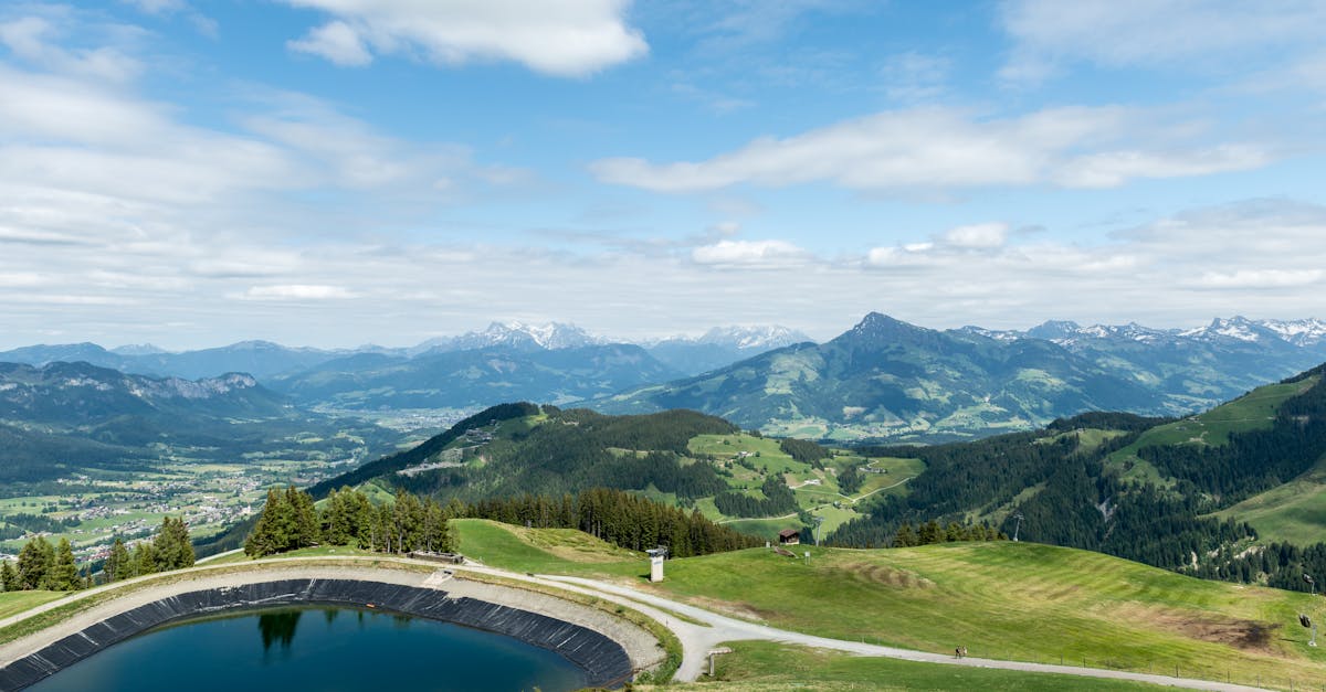 découvrez le funiculaire, un moyen de transport unique et pittoresque qui vous offre une expérience inoubliable en gravissant des pentes abruptes. explorez les paysages époustouflants tout en profitant d'un trajet confortable et amusant.