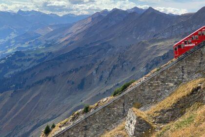 découvrez le funiculaire, une expérience unique qui vous permet d'explorer des paysages à couper le souffle tout en profitant d'un trajet confortable et pittoresque. montez en altitude avec style et laissez-vous séduire par la beauté des panoramas offerts par ces emblématiques transports en montagne.