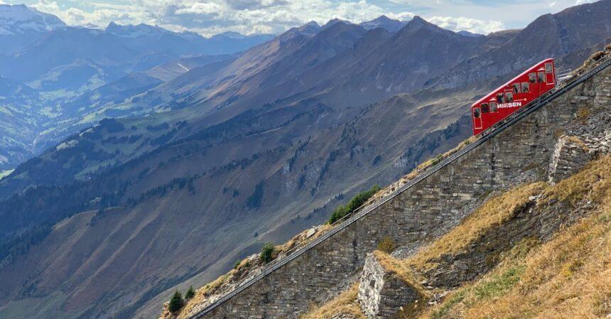 découvrez le funiculaire, une expérience unique qui vous permet d'explorer des paysages à couper le souffle tout en profitant d'un trajet confortable et pittoresque. montez en altitude avec style et laissez-vous séduire par la beauté des panoramas offerts par ces emblématiques transports en montagne.