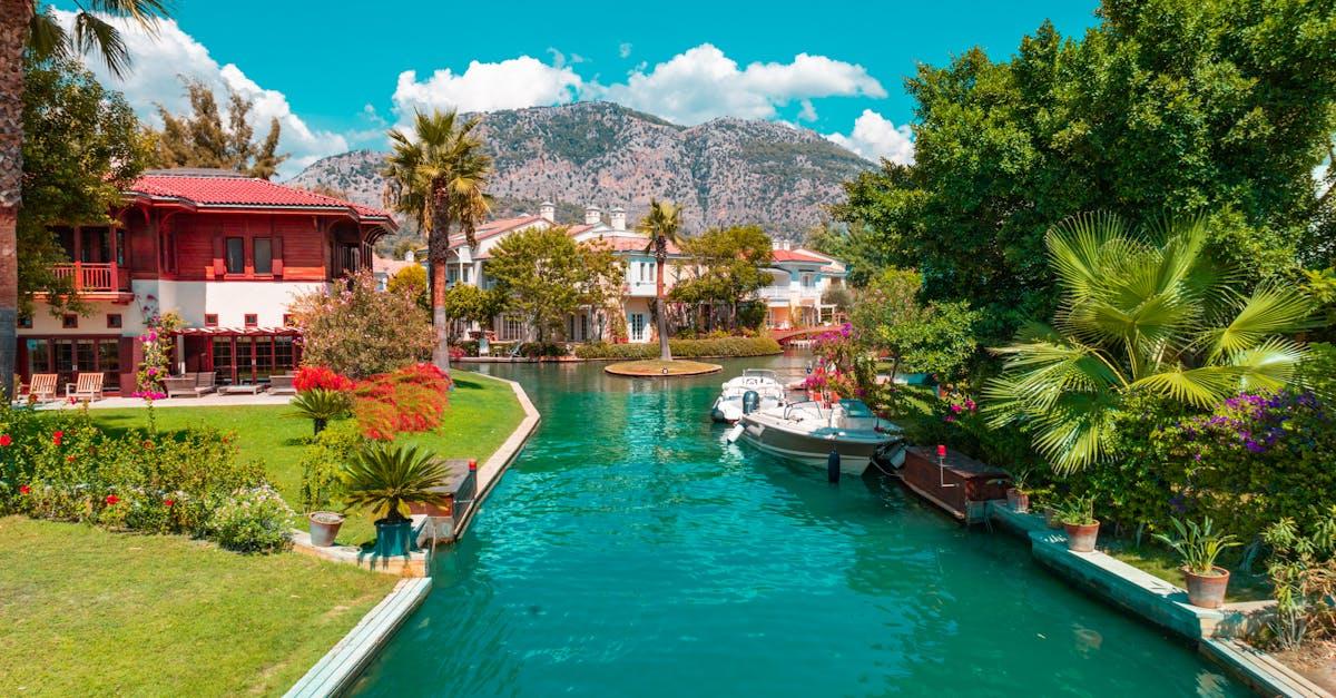 découvrez göcek, une charmante destination côtière en turquie, réputée pour ses magnifiques baies, ses eaux cristallines et son ambiance paisible. parfait pour les amateurs de voile et de nature, göcek offre un mélange idéal de détente et d'aventures maritimes.
