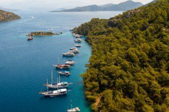 découvrez göcek, une charmante destination balnéaire en turquie, connue pour ses paysages à couper le souffle, ses criques secrètes et son ambiance paisible. parfait pour les amateurs de voile et de nature, göcek vous promet des vacances inoubliables entre mer turquoise et montagnes verdoyantes.