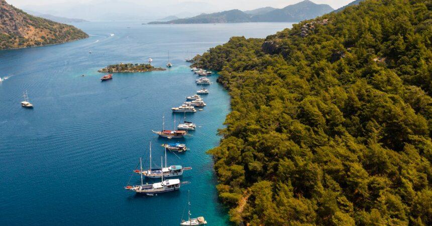 découvrez göcek, une charmante destination balnéaire en turquie, connue pour ses paysages à couper le souffle, ses criques secrètes et son ambiance paisible. parfait pour les amateurs de voile et de nature, göcek vous promet des vacances inoubliables entre mer turquoise et montagnes verdoyantes.