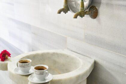 découvrez l'univers apaisant des hamams, lieux de détente et de bien-être où tradition et relaxation se rencontrent. plongez dans un voyage sensoriel grâce à la chaleur, à la vapeur et aux soins corporels revitalisants.