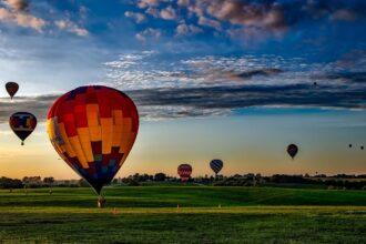 découvrez l'envoûtante expérience des montgolfières, où le ciel devient votre terrain de jeu. plongez dans des paysages à couper le souffle et vivez des moments inoubliables lors de vos promenades en ballon. partez à l'aventure et laissez-vous emporter par la magie des airs.