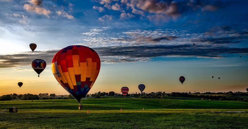 découvrez l'envoûtante expérience des montgolfières, où le ciel devient votre terrain de jeu. plongez dans des paysages à couper le souffle et vivez des moments inoubliables lors de vos promenades en ballon. partez à l'aventure et laissez-vous emporter par la magie des airs.