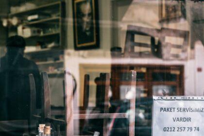 découvrez les meilleures astuces pour manger à istanbul, de la cuisine traditionnelle aux restaurants modernes. explorez les quartiers gastronomiques, les plats incontournables et les conseils pour savourer pleinement l'expérience culinaire turque.