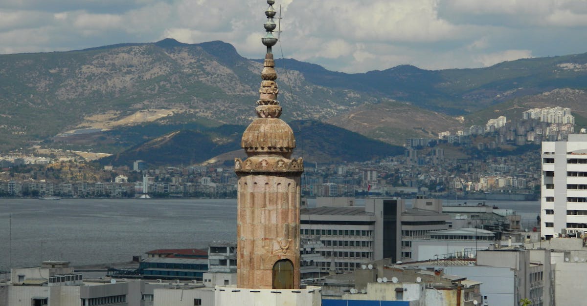 découvrez la majestueuse tour de l'horloge d'izmir, un symbole emblématique de la ville. plongez dans son histoire fascinante et admirez son architecture unique, tout en profitant d'une vue imprenable sur la place konak. un incontournable lors de votre visite à izmir !
