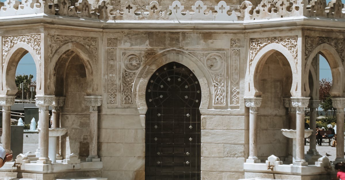 découvrez la magnifique tour de l'horloge d'izmir, un symbole emblématique de la ville. plongez dans son histoire fascinante, admirez son architecture unique et profitez d'une vue panoramique imprenable sur la place du konak. un incontournable pour tous les visiteurs d'izmir!