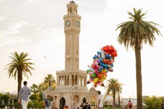découvrez la magnifique tour de l'horloge d'izmir, un emblème emblématique de la ville, alliant architecture ottomane et histoire fascinante. admirez son design unique et son importance culturelle lors de votre visite à izmir.