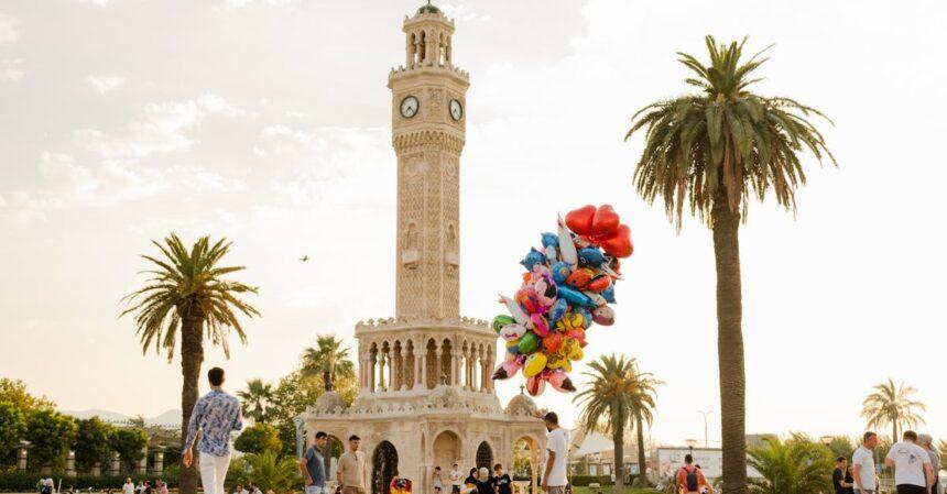 découvrez la magnifique tour de l'horloge d'izmir, un emblème emblématique de la ville, alliant architecture ottomane et histoire fascinante. admirez son design unique et son importance culturelle lors de votre visite à izmir.