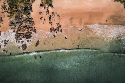 découvrez la plage d'iztuzu, un paradis naturel en turquie, célèbre pour son sable doré, ses eaux cristallines et ses tortues de mer caretta caretta. profitez d'une journée de détente au soleil ou explorez les paysages environnants riches en biodiversité.