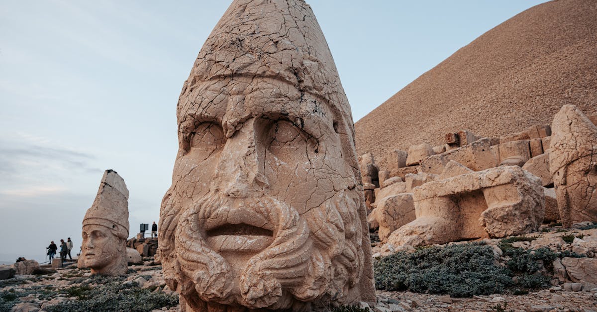 découvrez nemrut, un site archéologique emblématique de turquie, célèbre pour ses impressionnantes statues monumentales et ses paysages à couper le souffle. plongez dans l'histoire fascinante des royaumes anciens et admirez le majestueux temple d'antiochus, une merveille à ne pas manquer lors de votre voyage.