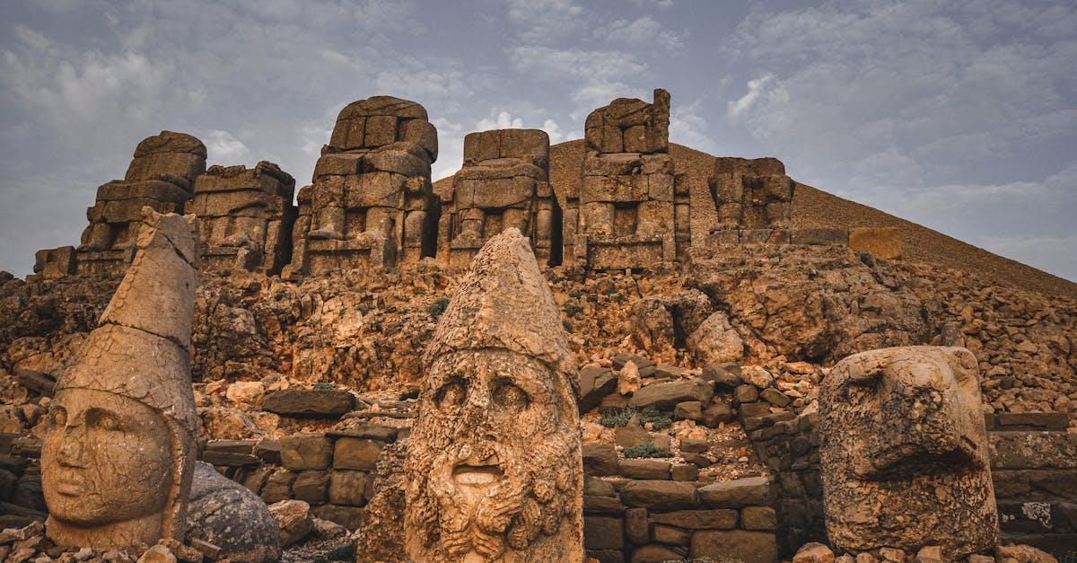 découvrez nemrut, un site archéologique emblématique en turquie, réputé pour ses impressionnantes statues de pierre et son célèbre sommet montagneux. plongez dans l'histoire fascinante de cette ancienne nécropole et admirez les vues spectaculaires au lever du soleil.