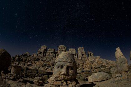 découvrez nemrut, un site archéologique fascinant en turquie, célèbre pour ses statues géantes et ses temples anciens. plongez dans l'histoire et admirez les paysages majestueux de ce lieu classé au patrimoine mondial de l'unesco.