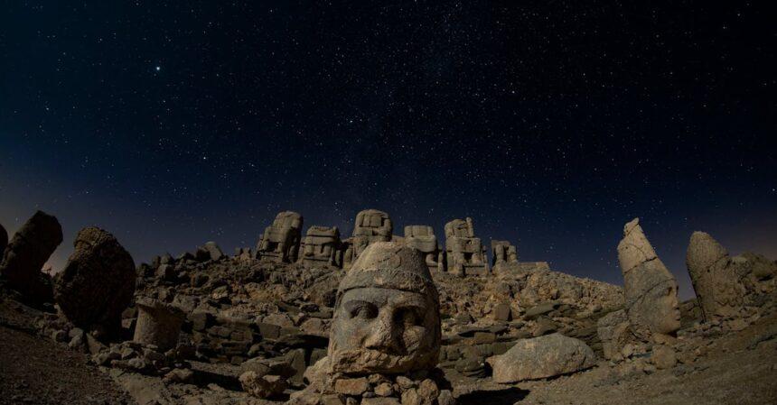 découvrez nemrut, un site archéologique fascinant en turquie, célèbre pour ses statues géantes et ses temples anciens. plongez dans l'histoire et admirez les paysages majestueux de ce lieu classé au patrimoine mondial de l'unesco.