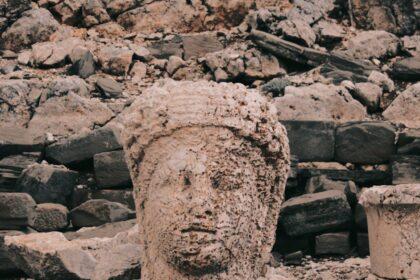 découvrez nemrut, un site archéologique fascinant en turquie, célèbre pour ses impressionnantes statues de dieux et d'ancêtres surmontant une majestueuse montagne. plongez dans l'histoire et la culture de cette région unique, tout en profitant de panoramas à couper le souffle.