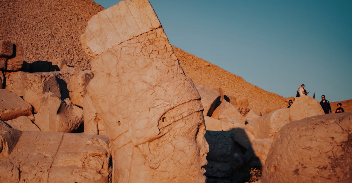 découvrez nemrut, un site archéologique majestueux en turquie, célèbre pour ses statues monumentales et ses tombes anciennes. plongez dans l'histoire fascinante de cette merveille classée au patrimoine mondial de l'unesco.