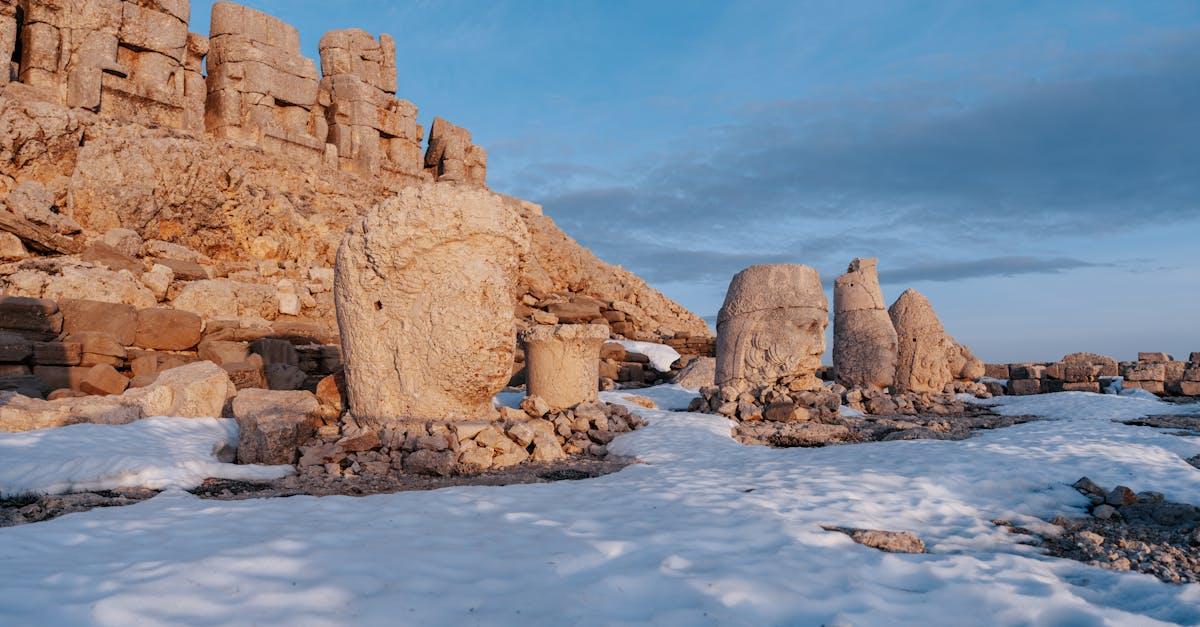 découvrez nemrut, un site archéologique emblématique de turquie, célèbre pour ses statues monumentales et son impressionnant tumulus. plongez dans l'histoire fascinante de cette majestueuse montagne et admirez les panoramas époustouflants au lever du soleil. une expérience unique à ne pas manquer pour les passionnés d'histoire et de culture.