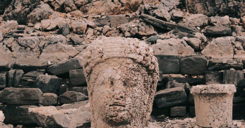 découvrez nemrut, un site archéologique fascinant en turquie, célèbre pour ses impressionnantes statues de dieux et d'ancêtres surmontant une majestueuse montagne. plongez dans l'histoire et la culture de cette région unique, tout en profitant de panoramas à couper le souffle.