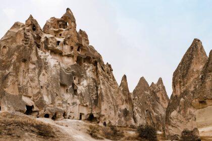 découvrez nevşehir, une ville fascinante de la cappadoce en turquie, célèbre pour ses paysages uniques, ses formations rocheuses spectaculaires et ses riches trésors historiques. explorez ses sites emblématiques, tels que les villes souterraines et les églises rupestres, tout en savourant la délicieuse cuisine locale.