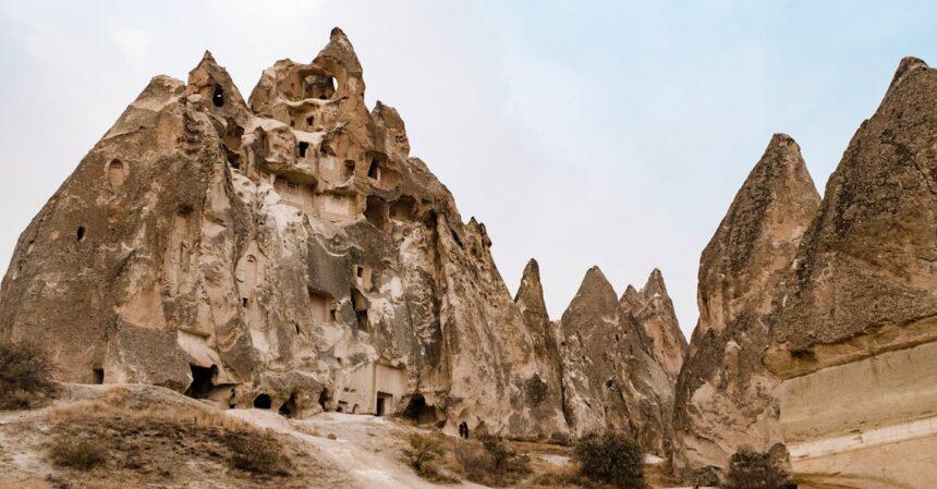 découvrez nevşehir, une ville fascinante de la cappadoce en turquie, célèbre pour ses paysages uniques, ses formations rocheuses spectaculaires et ses riches trésors historiques. explorez ses sites emblématiques, tels que les villes souterraines et les églises rupestres, tout en savourant la délicieuse cuisine locale.