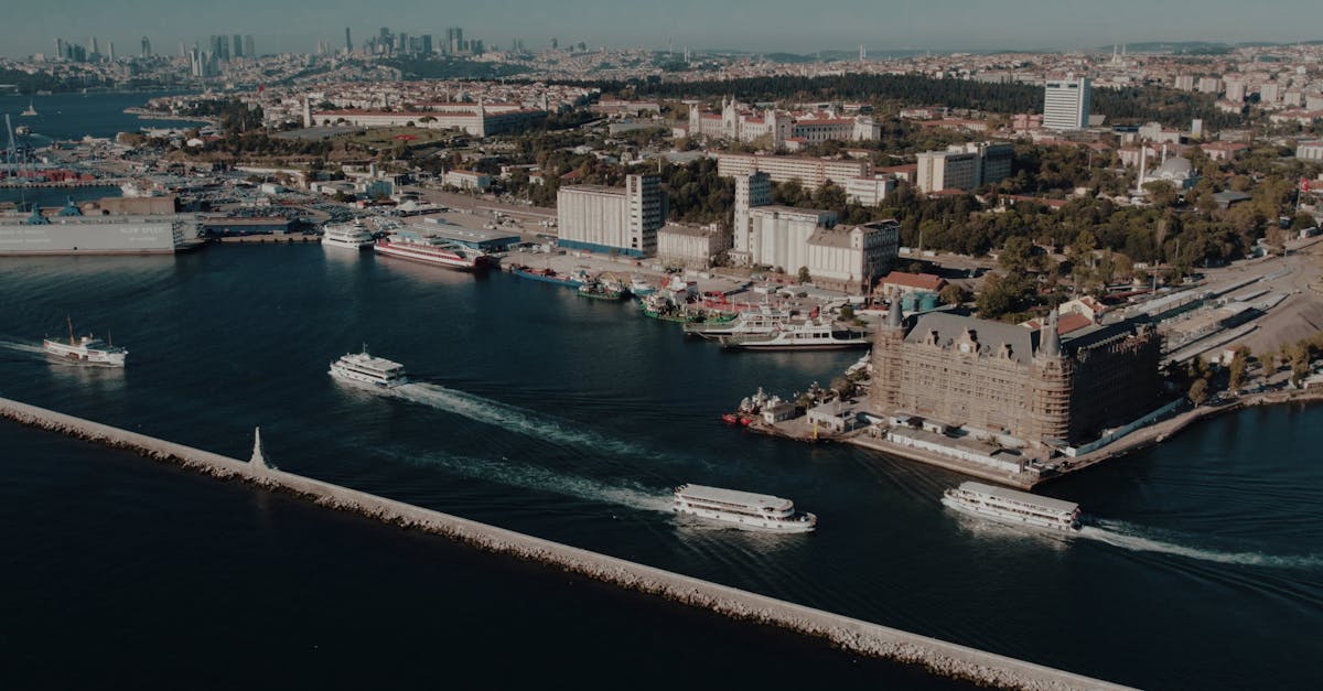 découvrez l'univers fascinant de l'orient express, le train légendaire qui relie l'orient à l'occident. plongez dans une aventure unique à travers des paysages enchanteurs, tout en profitant d'un service luxueux et d'une expérience inoubliable.