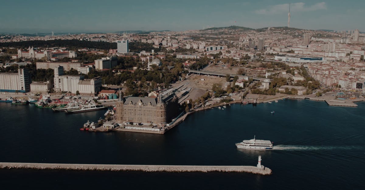 découvrez l'orient express, le train mythique qui traverse l'europe avec élégance et luxe. plongez dans une expérience de voyage unique où le confort rencontre l'histoire, et laissez-vous emporter par la magie des paysages emblématiques tout au long du trajet.