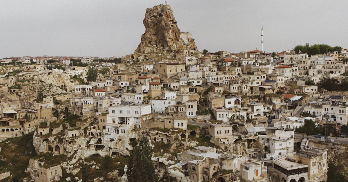 découvrez ortahisar, un charmant village de cappadoce en turquie, célèbre pour ses paysages féériques, ses formations rocheuses uniques et son impressionnant château taillé dans la roche. explorez son riche patrimoine culturel et savourez la gastronomie locale dans un cadre enchanteur.