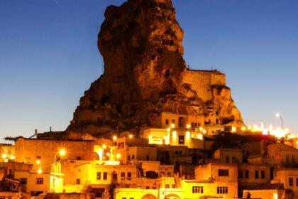 découvrez ortahisar, un charmant village de cappadoce, célèbre pour son emblématique château en pierre, ses paysages féériques et son riche patrimoine culturel. explorez ses grottes historiques, savourez la délicieuse cuisine locale et immergez-vous dans l'atmosphère unique de cette destination enchanteuse.