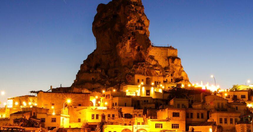 découvrez ortahisar, un charmant village de cappadoce, célèbre pour son emblématique château en pierre, ses paysages féériques et son riche patrimoine culturel. explorez ses grottes historiques, savourez la délicieuse cuisine locale et immergez-vous dans l'atmosphère unique de cette destination enchanteuse.