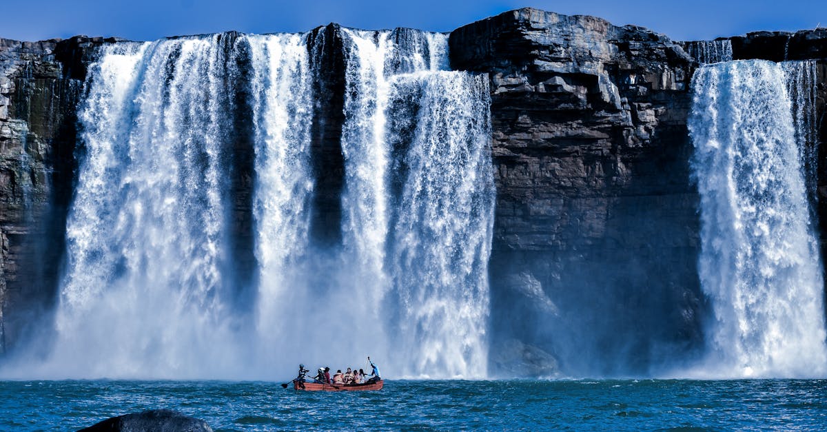 venez découvrir l'adrénaline du rafting ! parcourez des rivières tumultueuses et vivez des sensations fortes en pleine nature. que vous soyez débutant ou expert, notre équipe vous accompagne pour une expérience inoubliable.