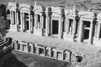 plongez au cœur des ruines romaines, témoins d'une histoire fascinante, où l'architecture majestueuse et les vestiges du passé racontent les récits d'une civilisation marquante. découvrez l'émerveillement des monuments antiques et laissez-vous séduire par la richesse culturelle qu'ils renferment.