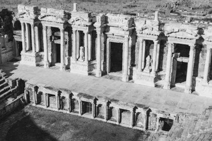 plongez au cœur des ruines romaines, témoins d'une histoire fascinante, où l'architecture majestueuse et les vestiges du passé racontent les récits d'une civilisation marquante. découvrez l'émerveillement des monuments antiques et laissez-vous séduire par la richesse culturelle qu'ils renferment.