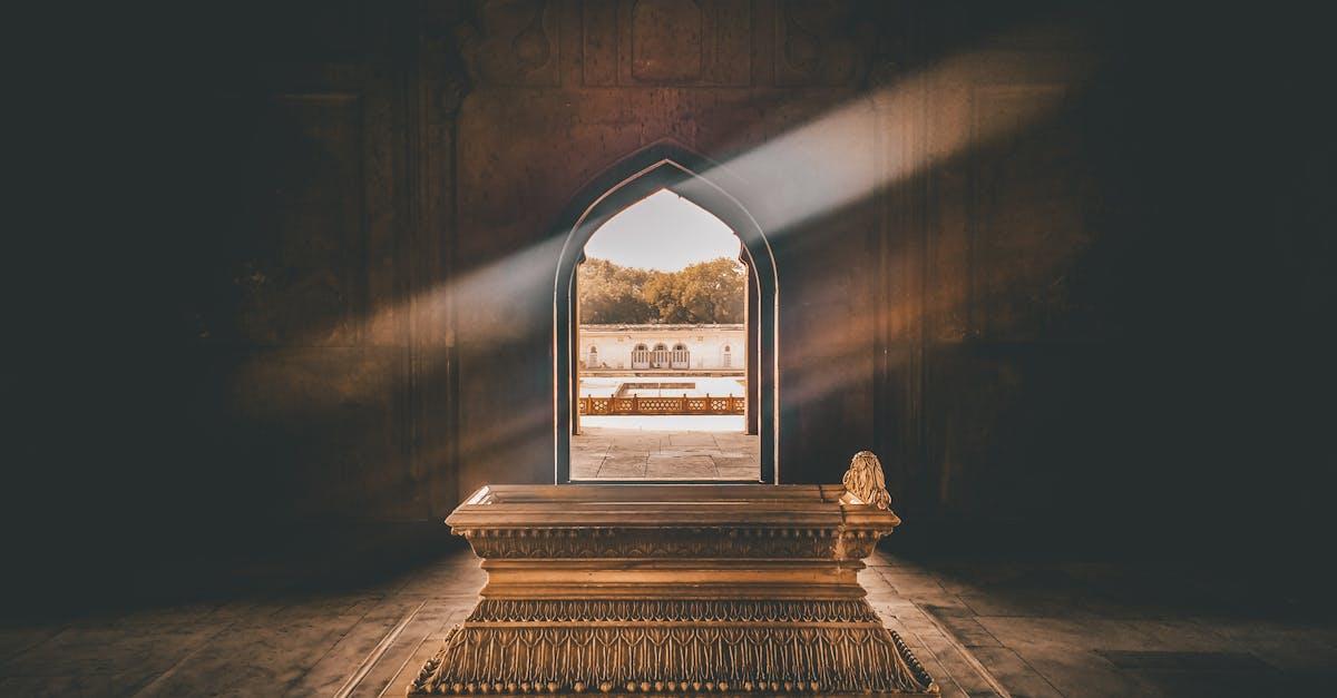 découvrez le mausolée de rumi, un lieu empreint de spiritualité et de poésie, où reposent les œuvres et l'esprit du célèbre poète persan. explorez l'architecture sublime et laissez-vous inspirer par l'atmosphère mystique de cette destination incontournable en turquie.