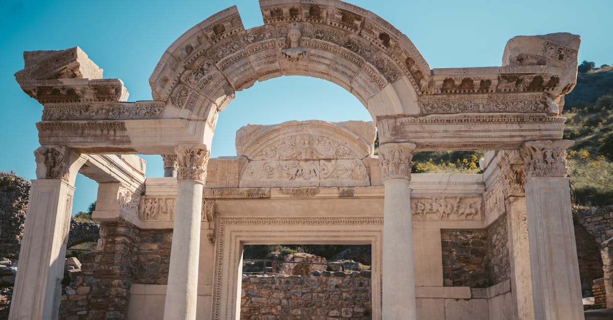 découvrez selçuk, une ville historique en turquie, riche en patrimoine culturel et en monuments anciens. explorez les vestiges d'éphèse, l'une des sept merveilles du monde antique, et plongez dans l'histoire fascinante de cette région. parfait pour les amateurs d'histoire et de voyages.