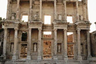 découvrez selçuk, une ville riche en histoire et culture, dominée par des sites antiques emblématiques comme éphèse et la maison de la vierge marie. profitez d'une atmosphère accueillante, de délicieuses spécialités culinaires et d'un patrimoine exceptionnel au cœur de la turquie.