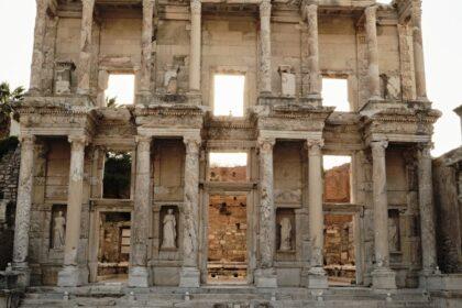 découvrez selçuk, une ville riche en histoire et culture, dominée par des sites antiques emblématiques comme éphèse et la maison de la vierge marie. profitez d'une atmosphère accueillante, de délicieuses spécialités culinaires et d'un patrimoine exceptionnel au cœur de la turquie.
