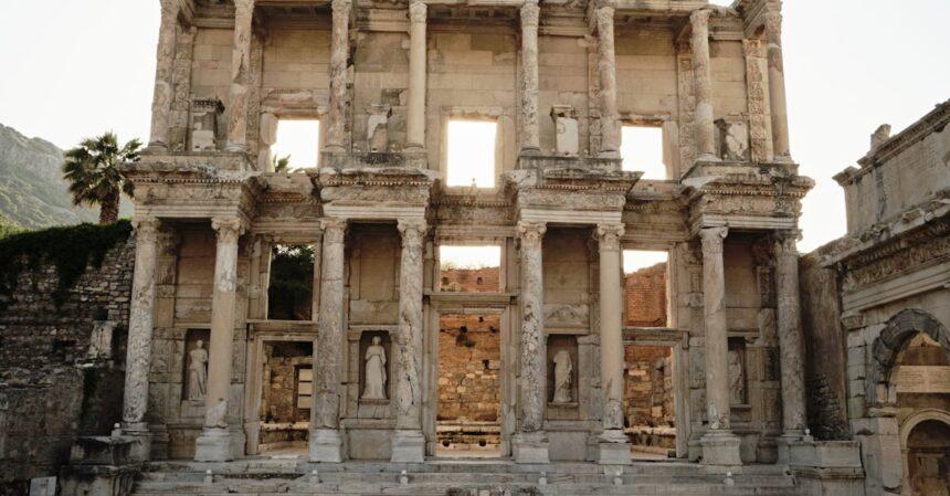 découvrez selçuk, une ville riche en histoire et culture, dominée par des sites antiques emblématiques comme éphèse et la maison de la vierge marie. profitez d'une atmosphère accueillante, de délicieuses spécialités culinaires et d'un patrimoine exceptionnel au cœur de la turquie.