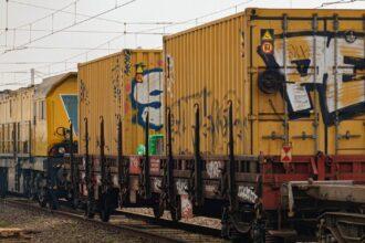 découvrez l'univers des trains de nuit, une expérience de voyage unique où confort et ambiance prennent le relais. partez à l'aventure tout en dormant à bord, profitez des paysages qui défilent et réveillez-vous reposé à votre destination. explorez les différentes options de sleeper trains et planifiez votre prochain voyage inoubliable.