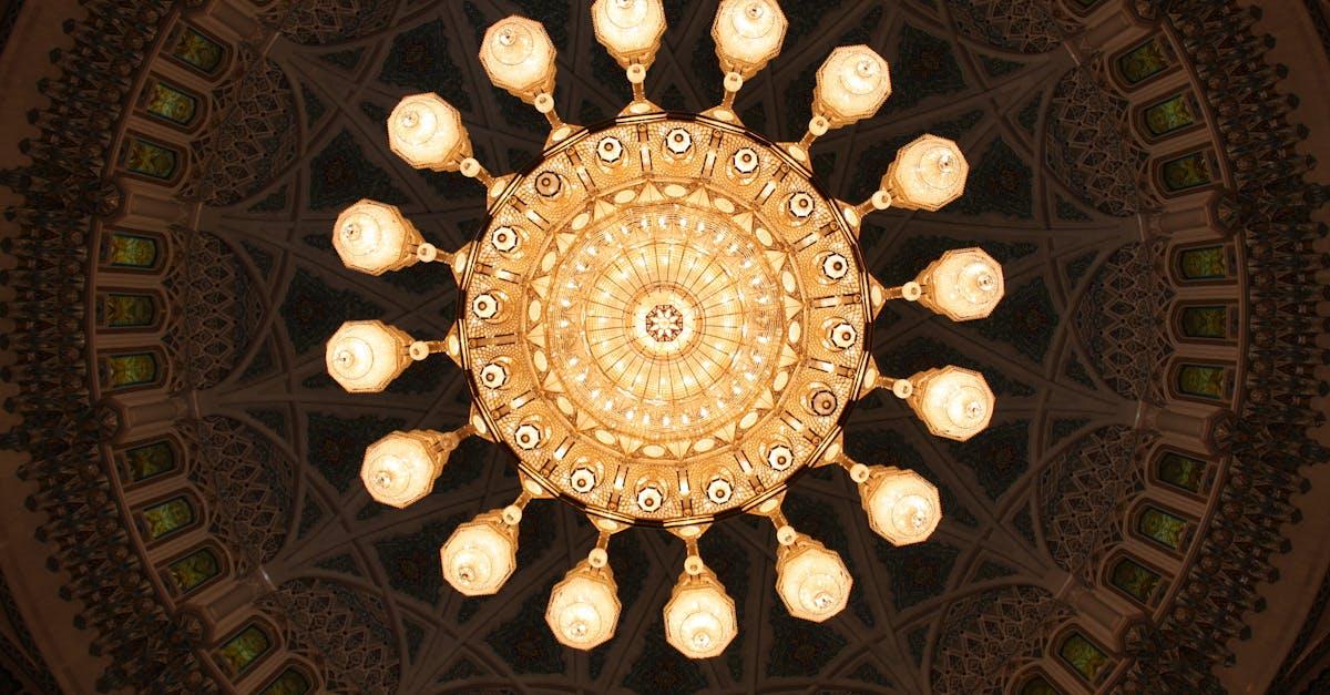 découvrez l'élégance et le luxe du sultan's royal hotel, un havre de paix au cœur de la ville. profitez de chambres somptueusement décorées, d'installations modernes et d'un service exceptionnel pour un séjour inoubliable.