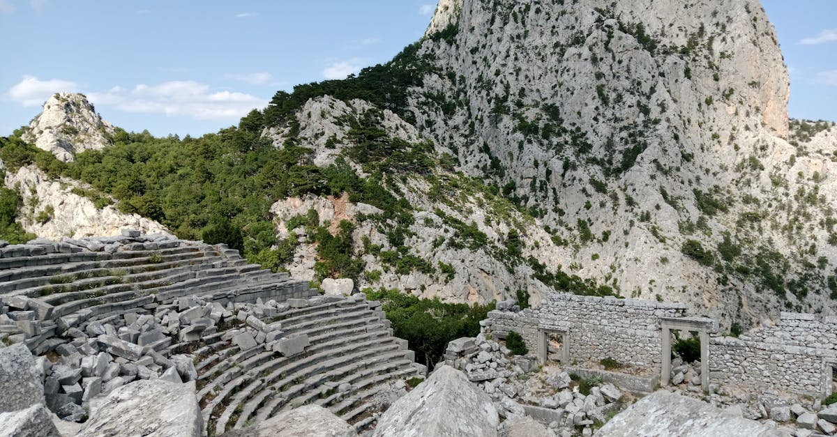 découvrez termessos, une ancienne cité lycéenne nichée dans les montagnes de turquie, célèbre pour ses ruines bien préservées, son amphithéâtre impressionnant et ses vues spectaculaires. un voyage dans le temps au cœur de l'histoire et de la nature.