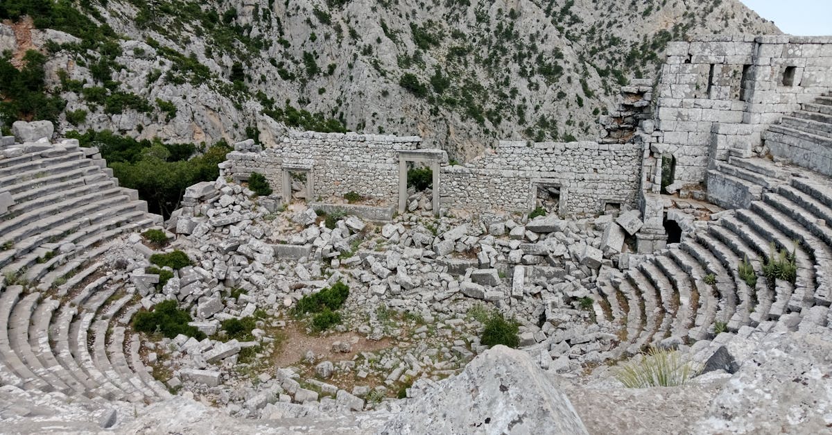 découvrez termessos, une antique cité lycienne située en turquie, célèbre pour ses ruines bien conservées et son impressionnante vue panoramique sur la nature environnante. explorez les vestiges d'un passé fascinant et plongez dans l'histoire de cette destination unique.