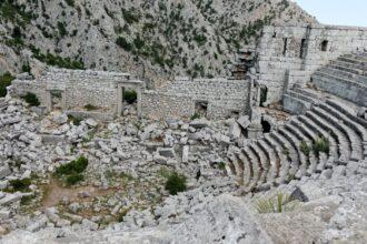 découvrez termessos, une ancienne ville de l'antiquité nichée dans les montagnes de turquie. explorez ses ruines impressionnantes, ses théâtres majestueux et ses temples anciens, témoins d'une histoire fascinante. parfait pour les passionnés d'histoire et les amateurs de nature.
