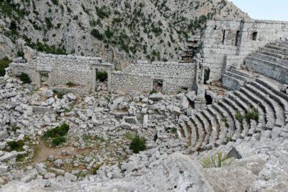 découvrez termessos, une ancienne ville de l'antiquité nichée dans les montagnes de turquie. explorez ses ruines impressionnantes, ses théâtres majestueux et ses temples anciens, témoins d'une histoire fascinante. parfait pour les passionnés d'histoire et les amateurs de nature.