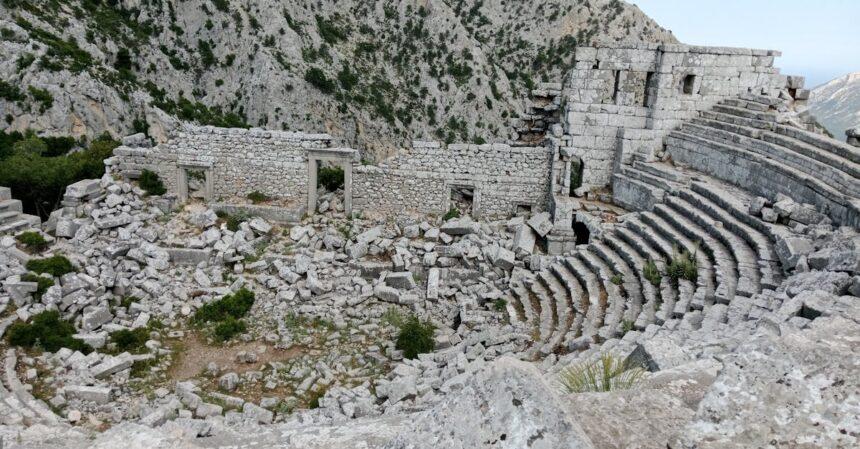 découvrez termessos, une ancienne ville de l'antiquité nichée dans les montagnes de turquie. explorez ses ruines impressionnantes, ses théâtres majestueux et ses temples anciens, témoins d'une histoire fascinante. parfait pour les passionnés d'histoire et les amateurs de nature.