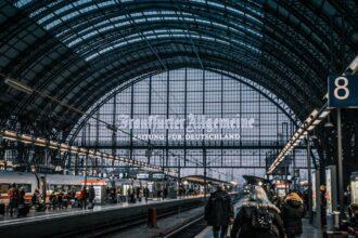 découvrez l'aventure du voyage en train, une expérience de transport unique qui allie confort, paysages magnifiques et rencontres inoubliables. profitez de trajets pittoresques à travers la france et l'europe, tout en savourant le charme des gares historiques. planifiez votre prochaine escapade en train et laissez-vous emporter par la magie du rail.